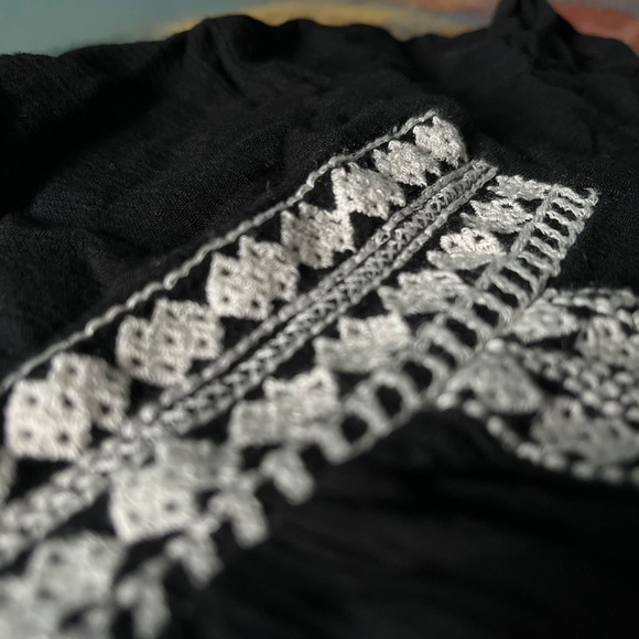 Dex Embroidered Black and White Peasant Top - Picture 3 of 5